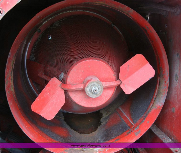 image for item 6772 1980 Massey-Ferguson 760 combine with 24' header