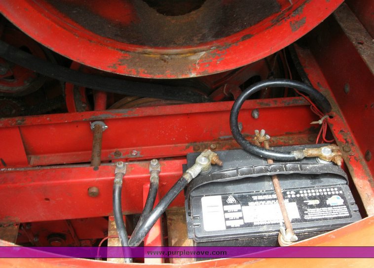 image for item 6772 1980 Massey-Ferguson 760 combine with 24' header