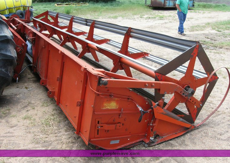 image for item 6772 1980 Massey-Ferguson 760 combine with 24' header