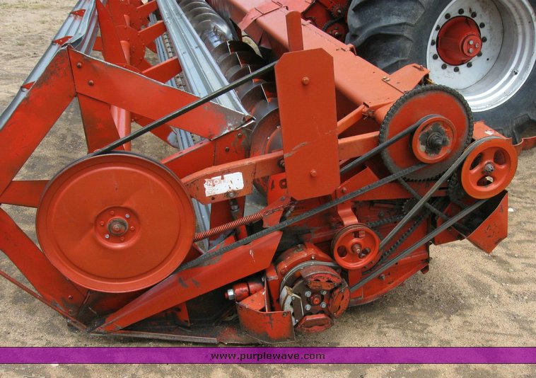 image for item 6772 1980 Massey-Ferguson 760 combine with 24' header