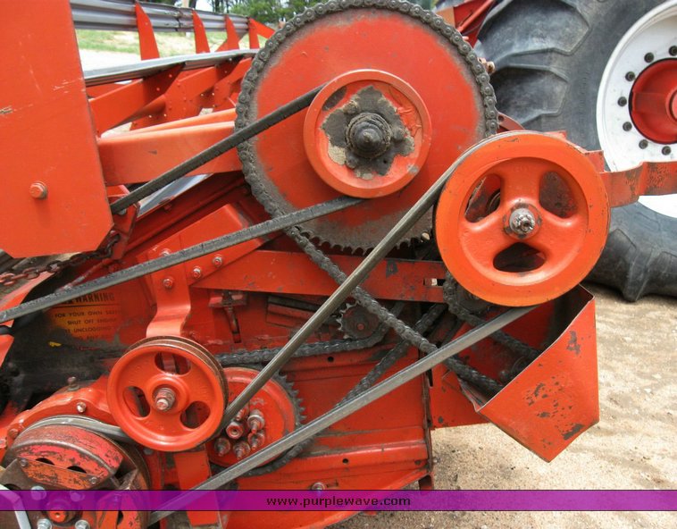 image for item 6772 1980 Massey-Ferguson 760 combine with 24' header