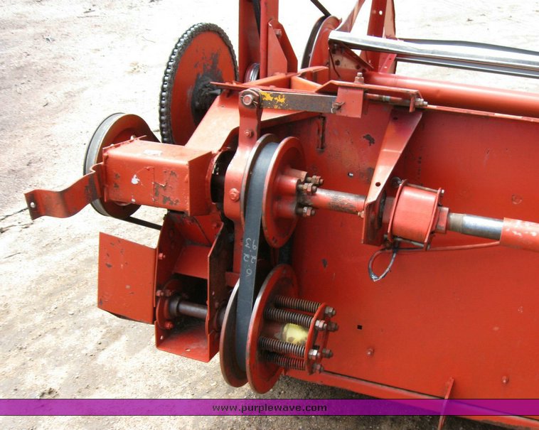 image for item 6772 1980 Massey-Ferguson 760 combine with 24' header