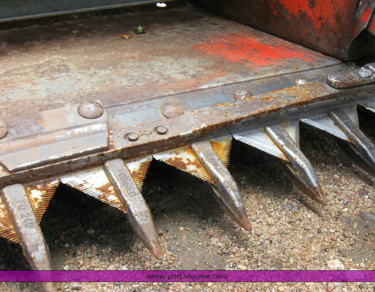 image for item 6772 1980 Massey-Ferguson 760 combine with 24' header