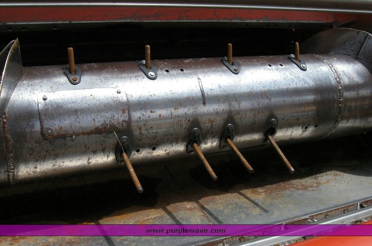 image for item 6772 1980 Massey-Ferguson 760 combine with 24' header