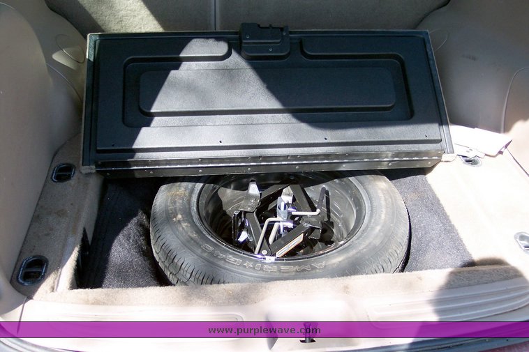 image for item 1406 1998 Ford Taurus SE station wagon