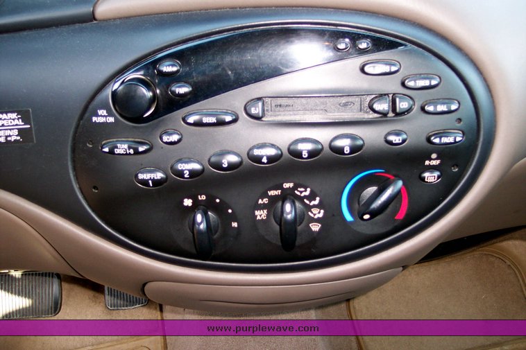 image for item 1406 1998 Ford Taurus SE station wagon