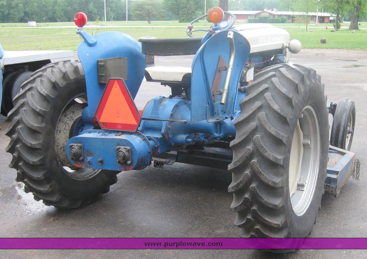 image for item 2458 1962 Ford 901 work master tractor