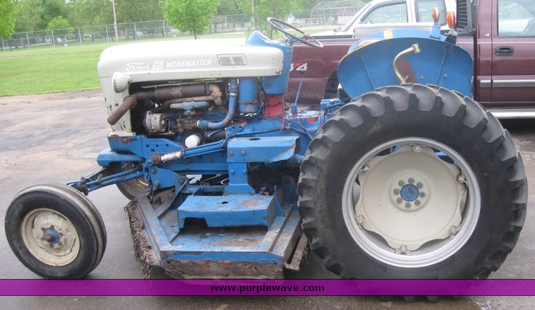 image for item 2458 1962 Ford 901 work master tractor