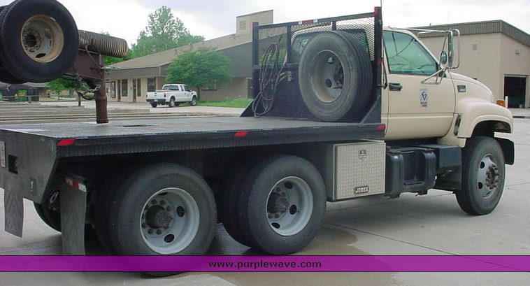image for item 2495 1999 GMC C7H064 truck