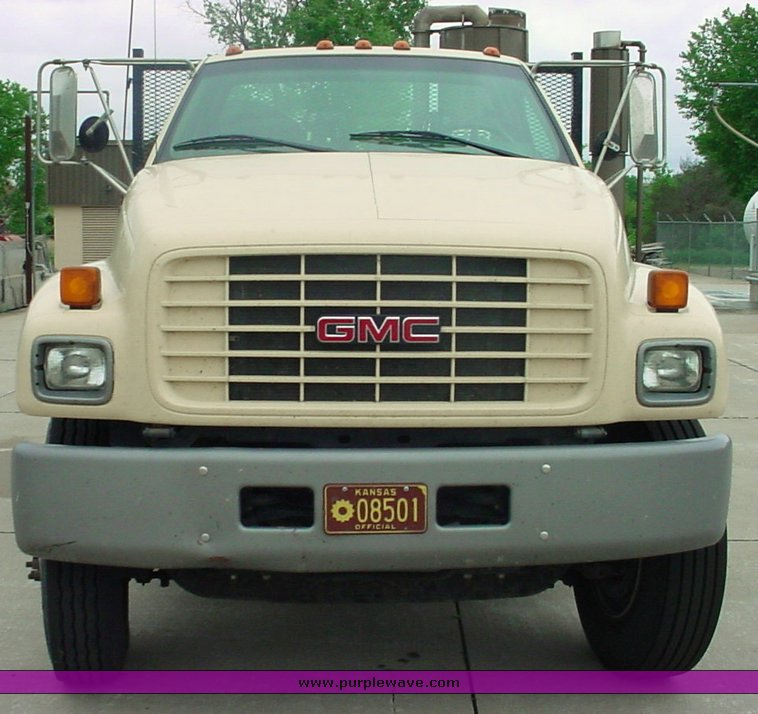image for item 2495 1999 GMC C7H064 truck
