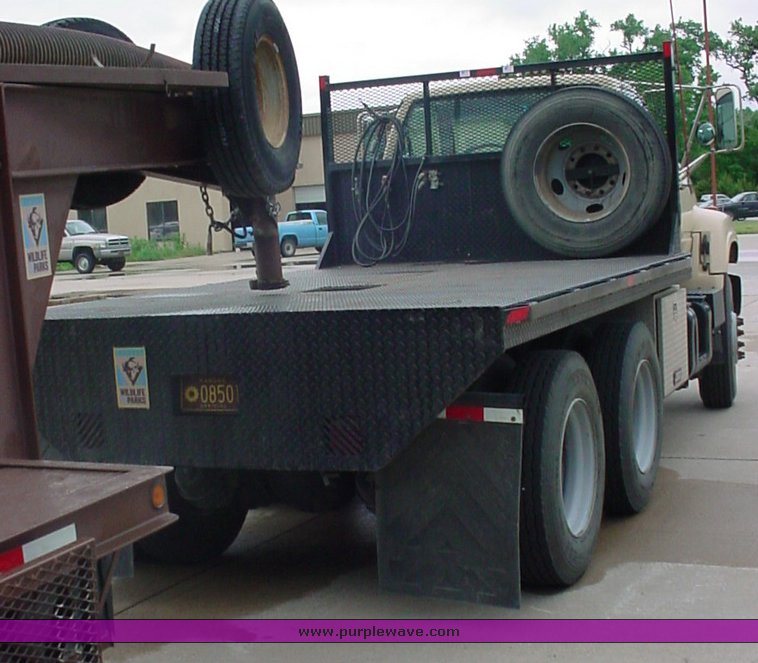 image for item 2495 1999 GMC C7H064 truck