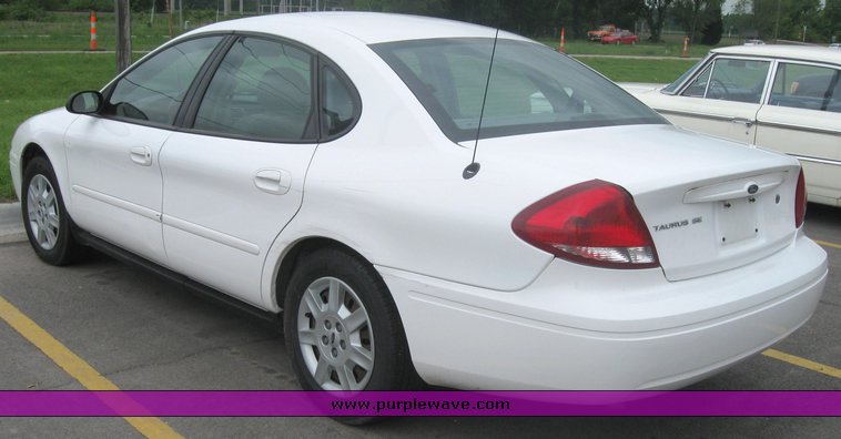 image for item 2496 2006 Ford Taurus SE
