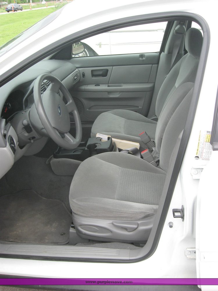 image for item 2496 2006 Ford Taurus SE