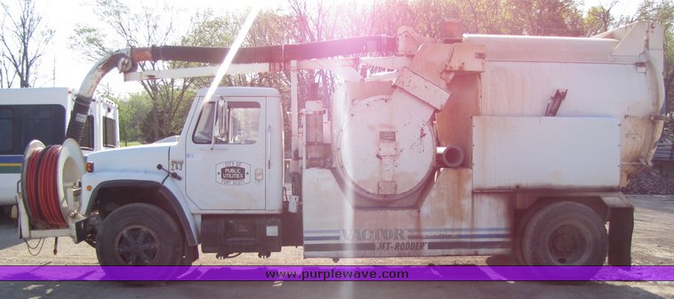 image for item 3069 1983 International Series S1954 vactor truck