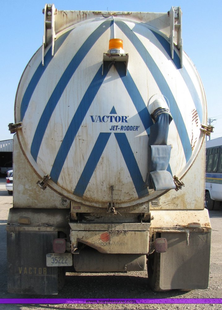 image for item 3069 1983 International Series S1954 vactor truck
