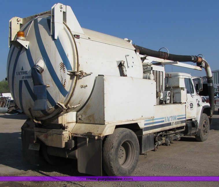 image for item 3069 1983 International Series S1954 vactor truck