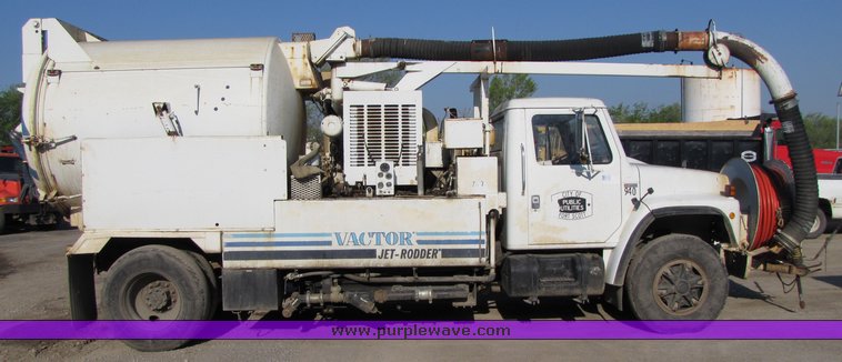 image for item 3069 1983 International Series S1954 vactor truck