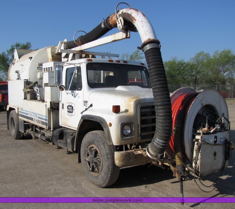 image for item 3069 1983 International Series S1954 vactor truck