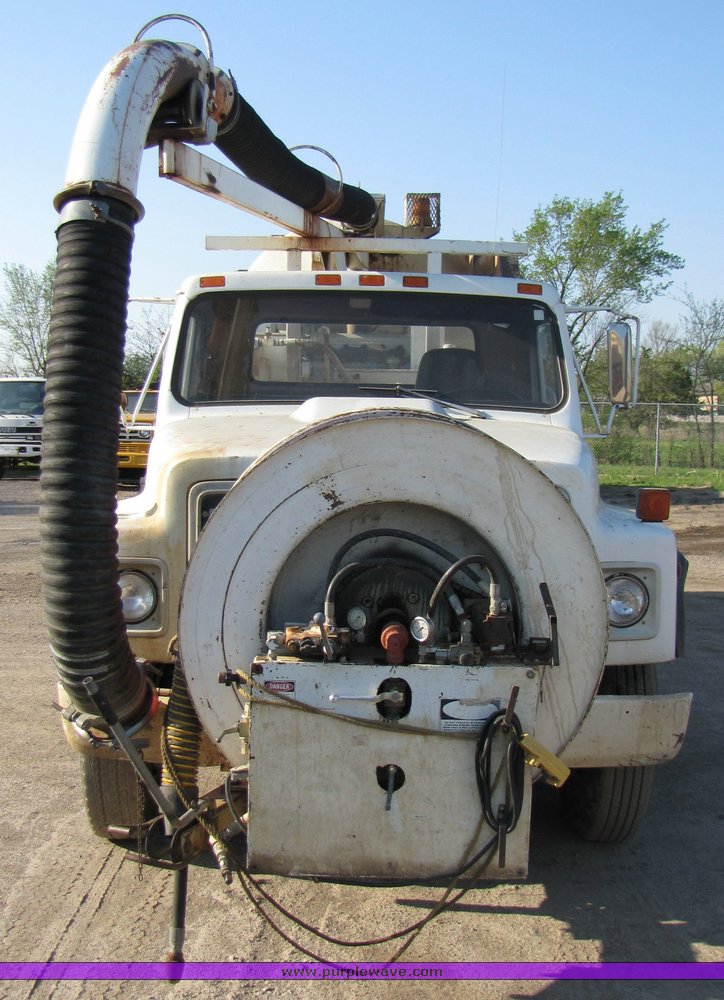 image for item 3069 1983 International Series S1954 vactor truck