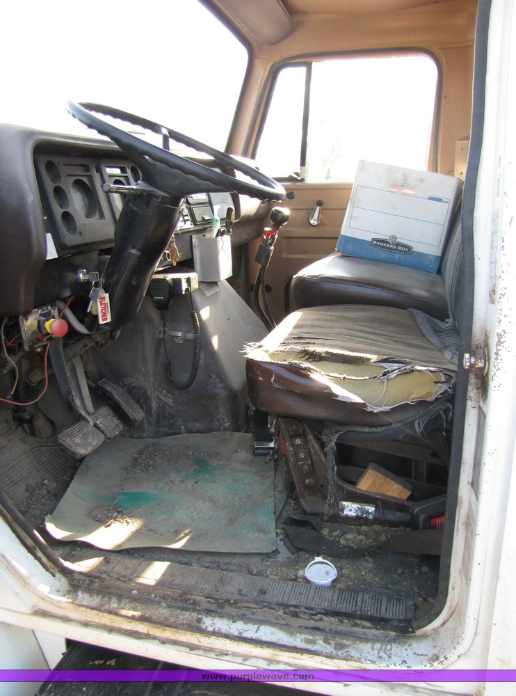 image for item 3069 1983 International Series S1954 vactor truck