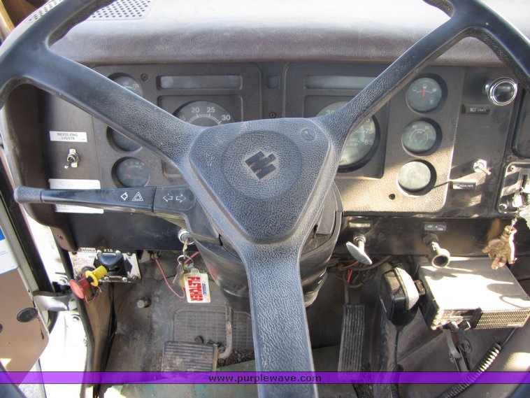 image for item 3069 1983 International Series S1954 vactor truck