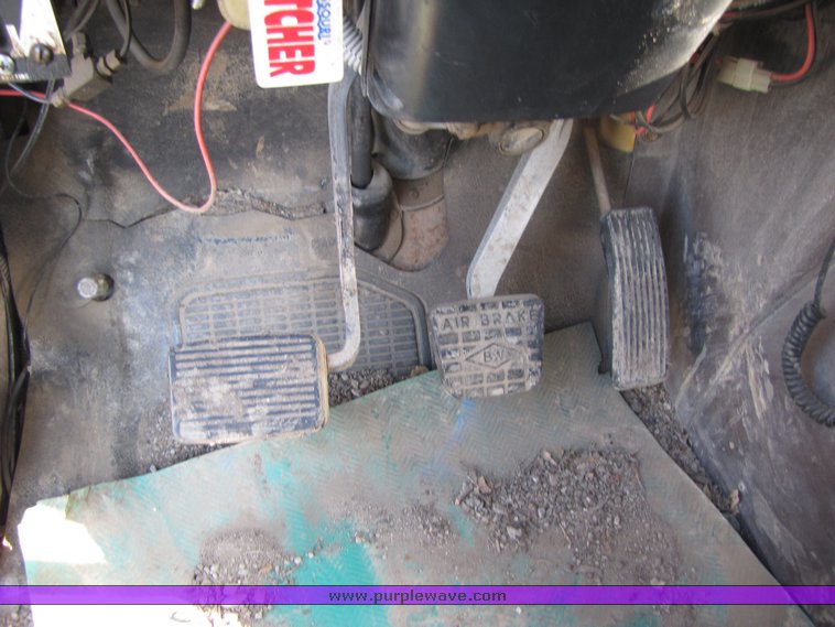 image for item 3069 1983 International Series S1954 vactor truck