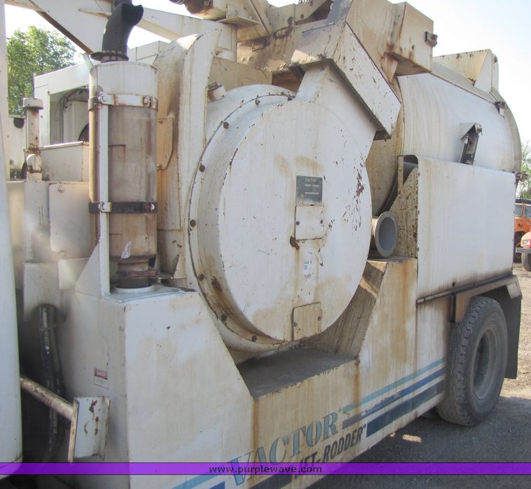 image for item 3069 1983 International Series S1954 vactor truck