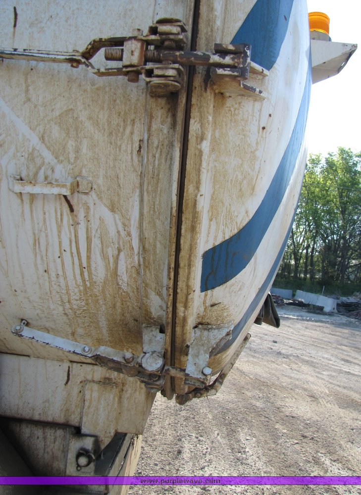 image for item 3069 1983 International Series S1954 vactor truck