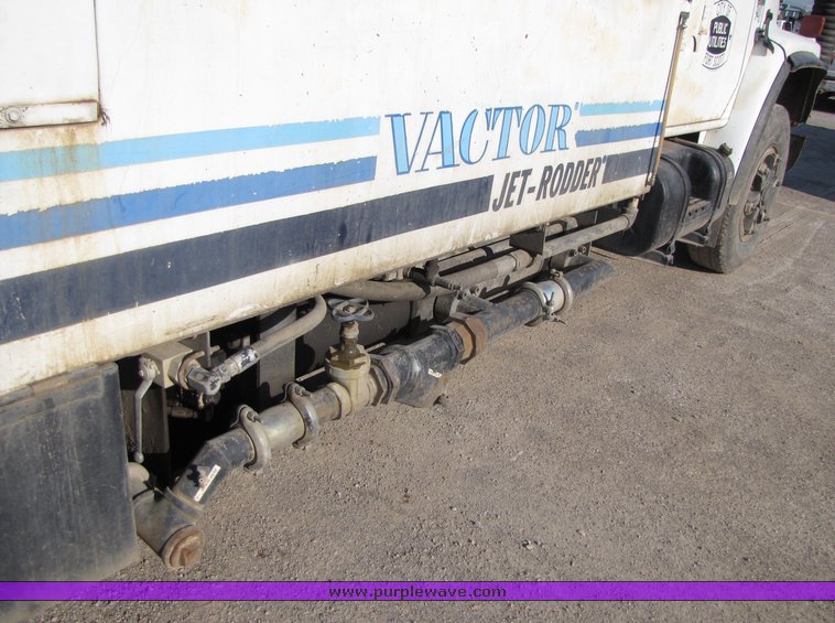 image for item 3069 1983 International Series S1954 vactor truck