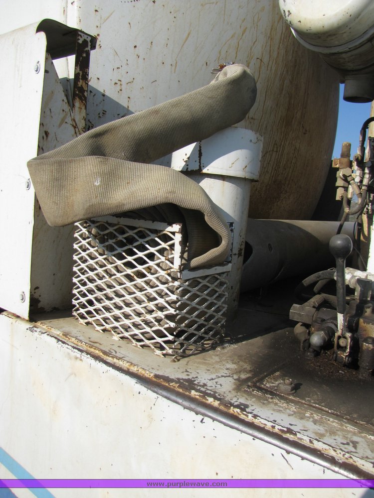 image for item 3069 1983 International Series S1954 vactor truck