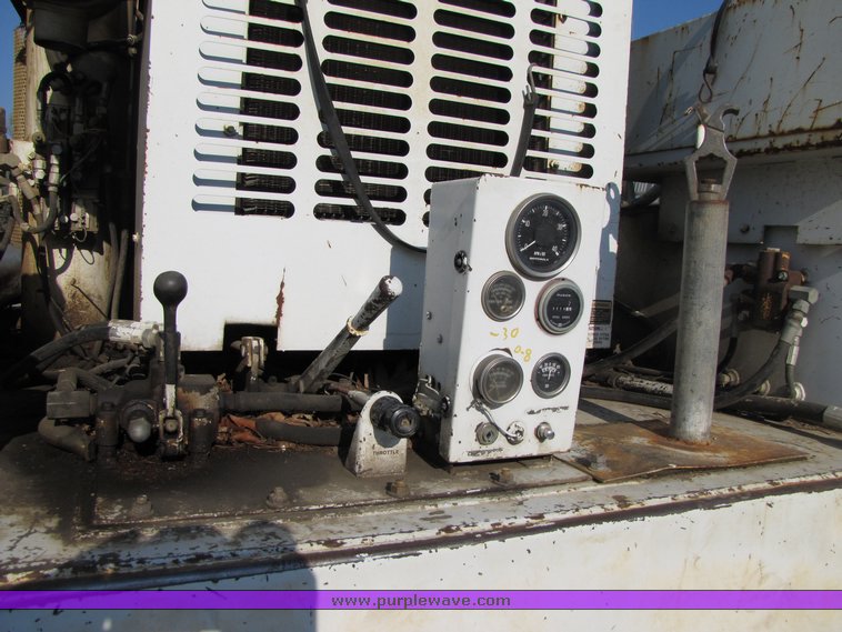 image for item 3069 1983 International Series S1954 vactor truck