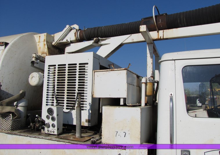 image for item 3069 1983 International Series S1954 vactor truck