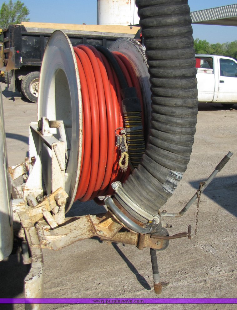 image for item 3069 1983 International Series S1954 vactor truck