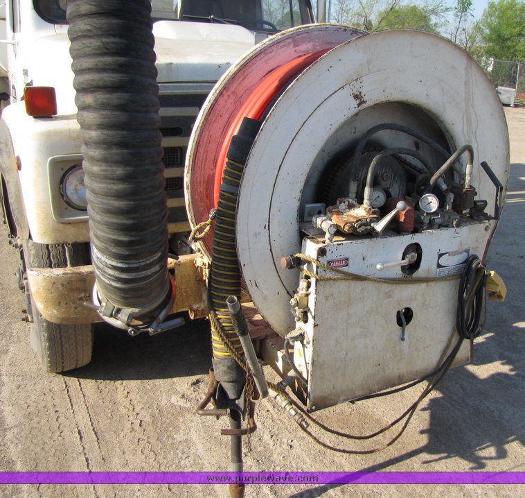 image for item 3069 1983 International Series S1954 vactor truck