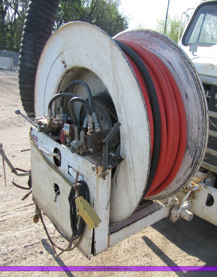 image for item 3069 1983 International Series S1954 vactor truck