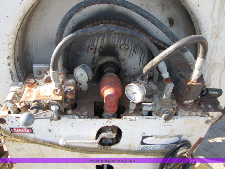 image for item 3069 1983 International Series S1954 vactor truck