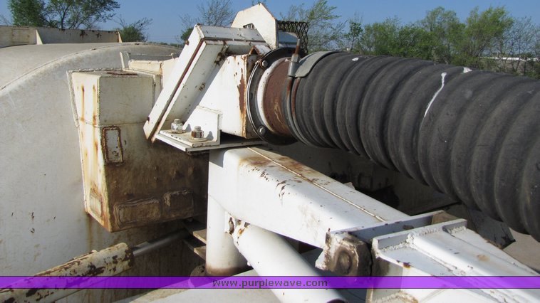 image for item 3069 1983 International Series S1954 vactor truck