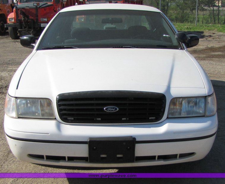 image for item 3070 1999 Ford Crown Victoria Police Interceptor