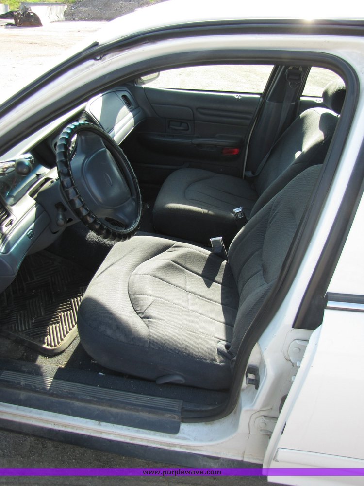 image for item 3070 1999 Ford Crown Victoria Police Interceptor