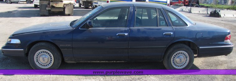 image for item 3071 1995 Ford Crown Victoria Police Interceptor