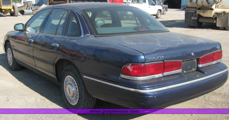 image for item 3071 1995 Ford Crown Victoria Police Interceptor