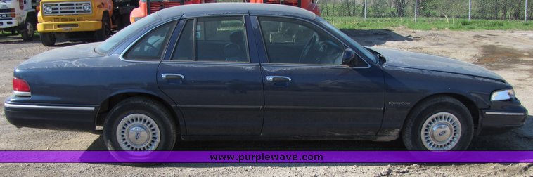 image for item 3071 1995 Ford Crown Victoria Police Interceptor