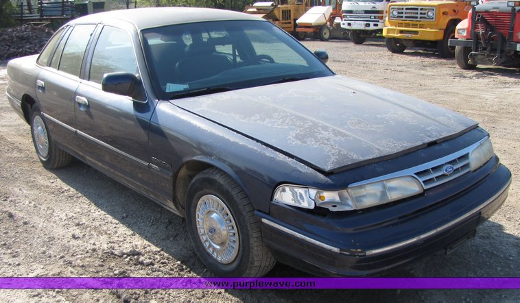 image for item 3071 1995 Ford Crown Victoria Police Interceptor