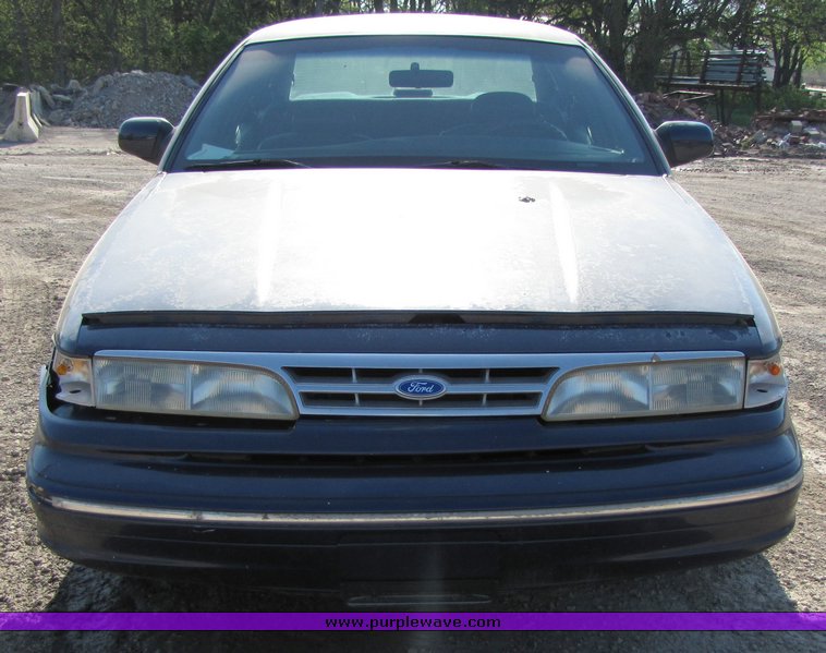 image for item 3071 1995 Ford Crown Victoria Police Interceptor