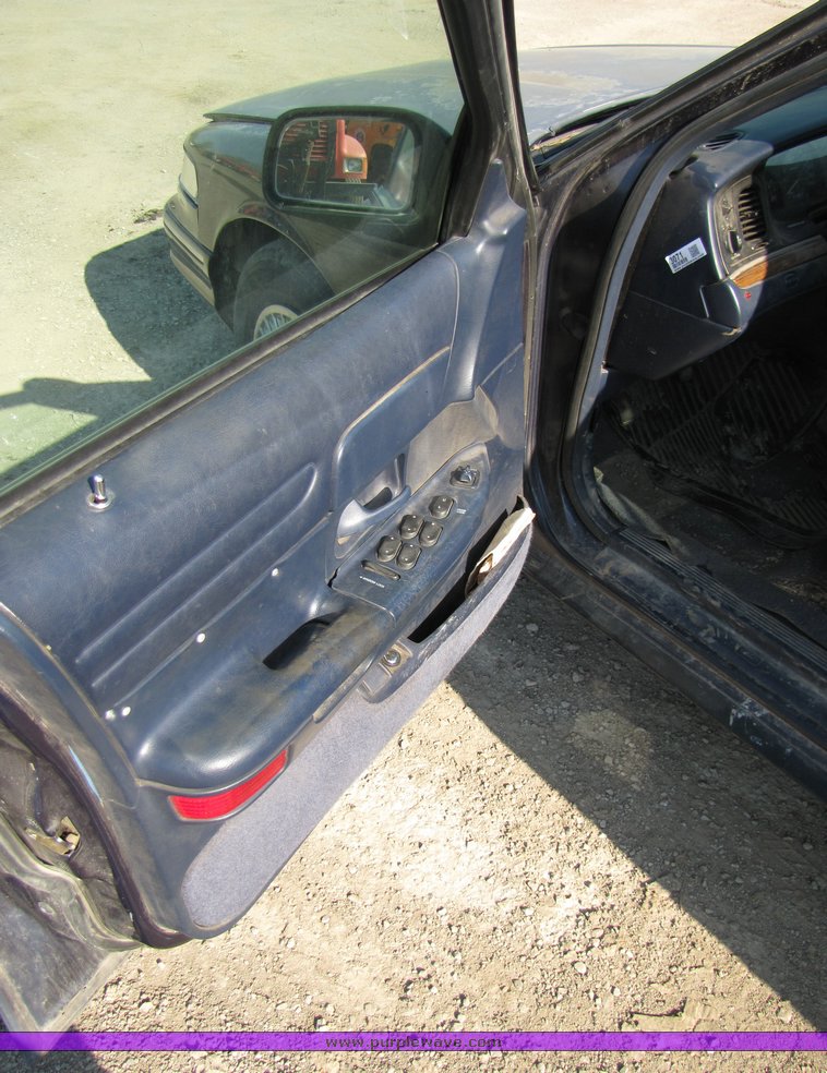 image for item 3071 1995 Ford Crown Victoria Police Interceptor