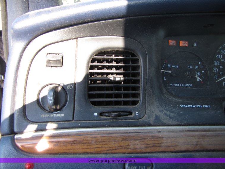 image for item 3071 1995 Ford Crown Victoria Police Interceptor