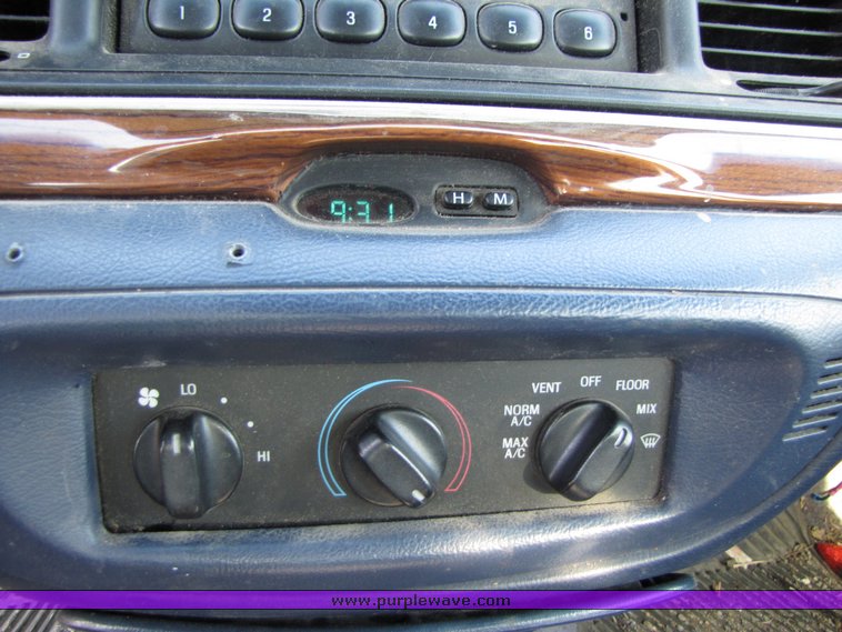 image for item 3071 1995 Ford Crown Victoria Police Interceptor