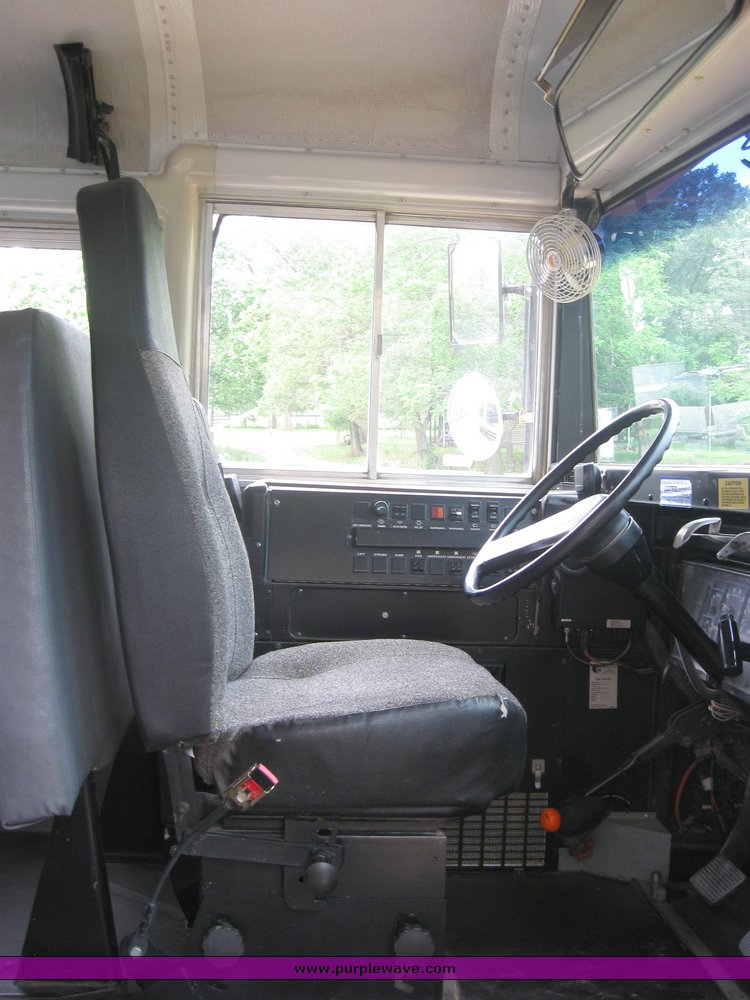 image for item 3991 1995 International Navistar 3800 53-passenger school bus