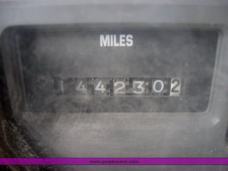 image for item 3991 1995 International Navistar 3800 53-passenger school bus