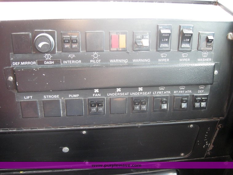 image for item 3991 1995 International Navistar 3800 53-passenger school bus